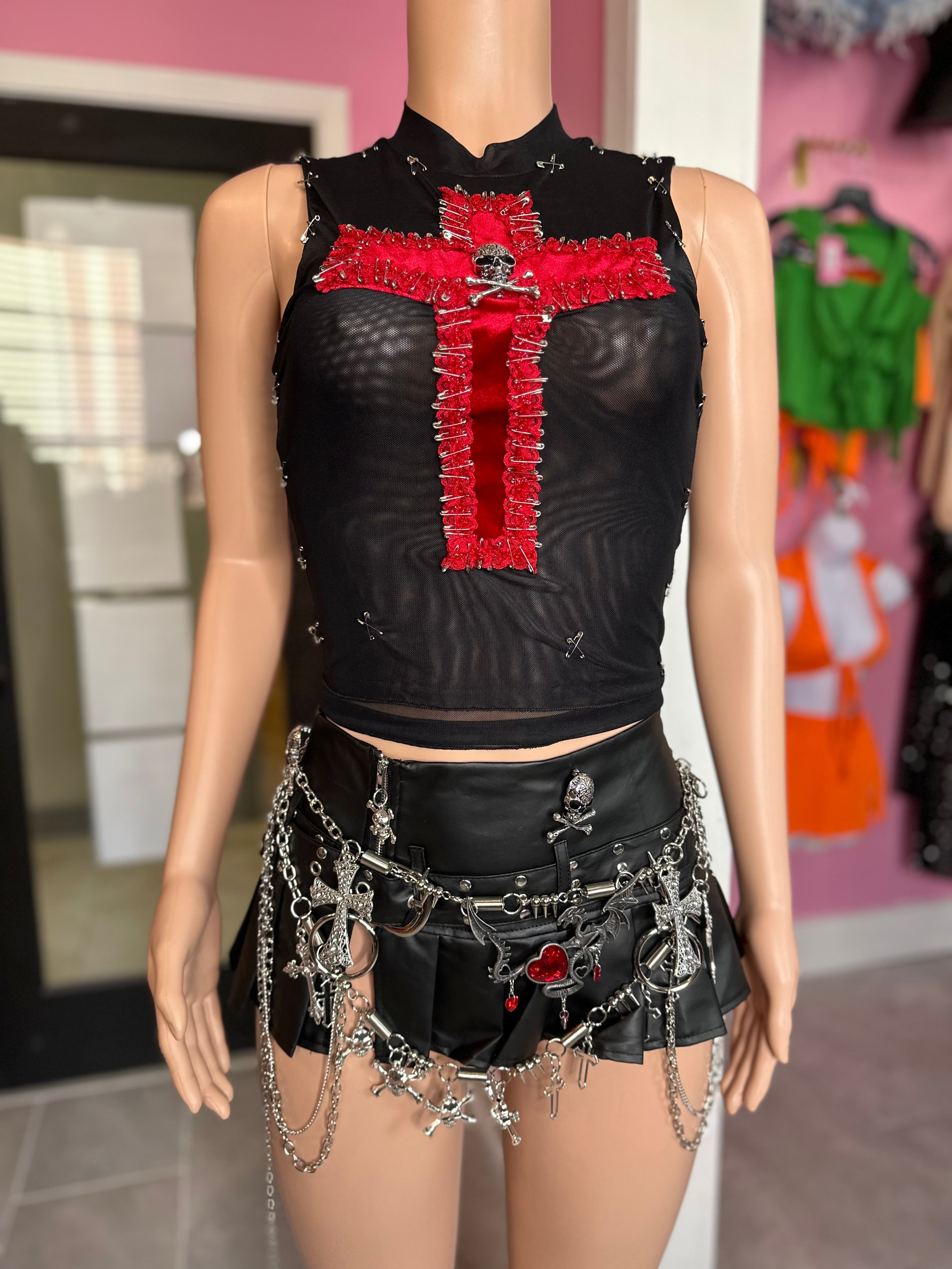 *Pre-Order 10-12 business days then ship* Rockstar & Skull Pendant Cross Top- Black