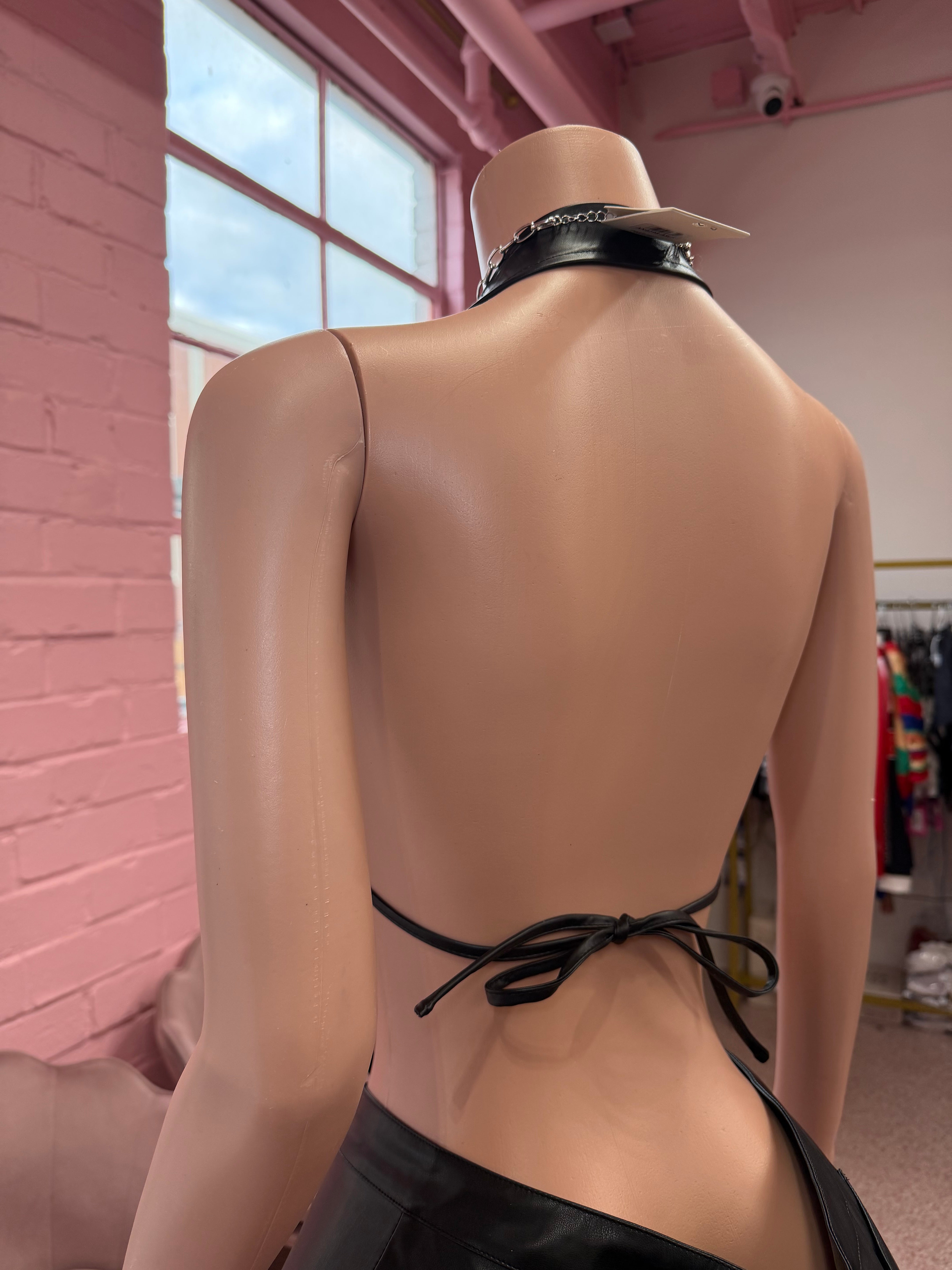 Pressure Point Grommet Halter- Black